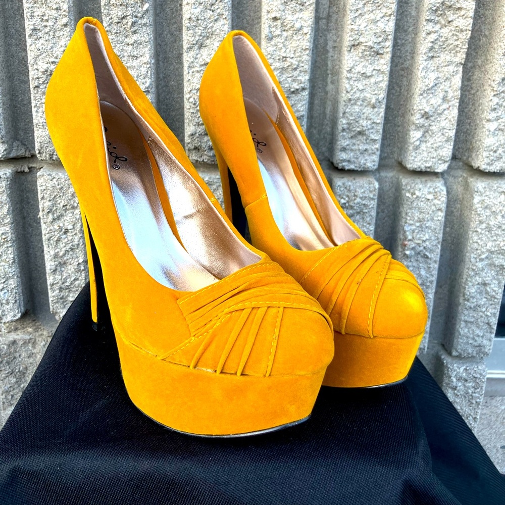 NWOT Tan Qupid Branded Shoes in Size 7